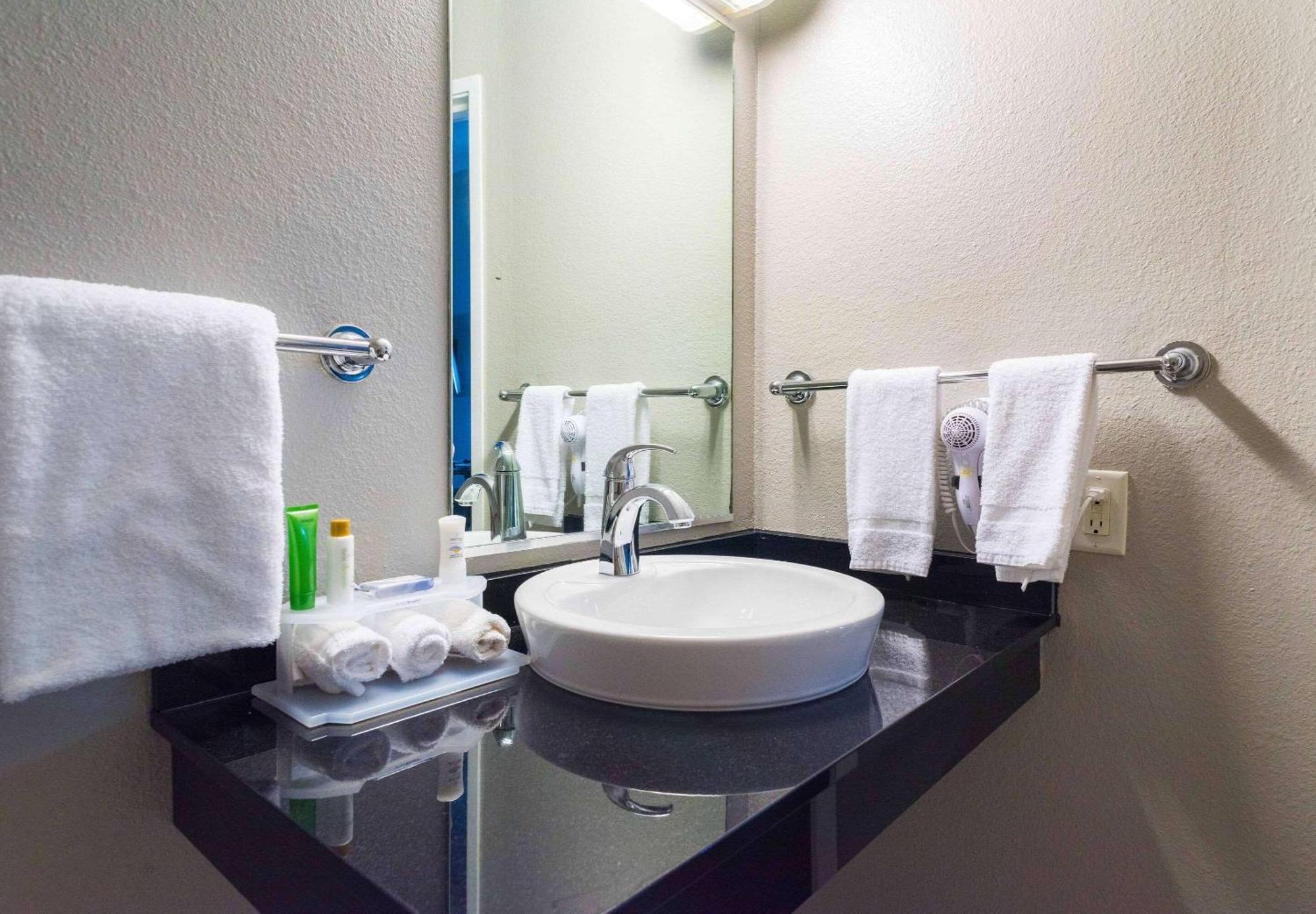 Studio Z, Ascend Hotel Collection Saint Robert Exterior photo